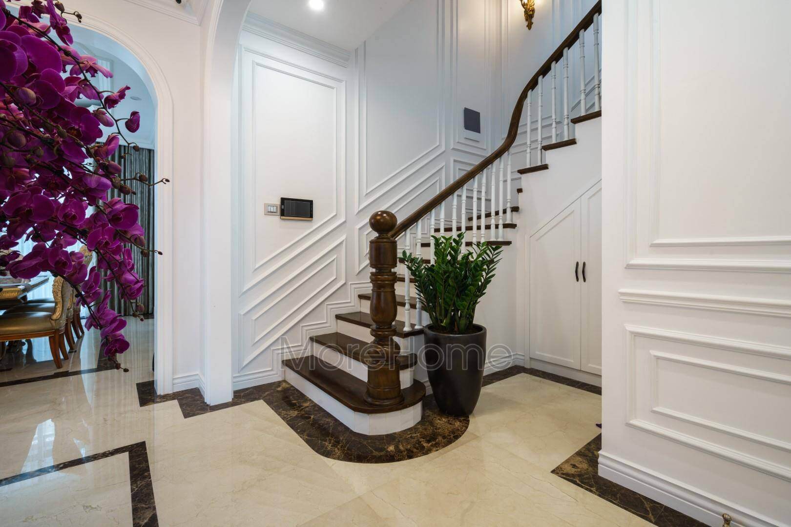 Morehome chuyên thiết kế thi công cầu thang cho biệt thự hiện đại, biệt thự cổ điển với chất liệu gỗ, kính, inox,... Mẫu thiết kế và thi công nội thất biệt thự